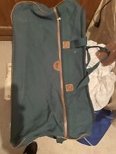 Sacs de voyage vert et un petit bleu