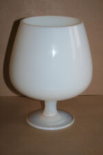 Gros vase en opaline blanche