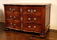 Commode de port nantaise arbalète Louis XV en acajou XVIIIème siècle