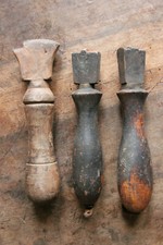 Lot de vieux outils de cordonnier bourrelier en bois et métal. XIXe siècle.