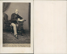 Homme âgé en train