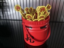 Lot JB - J&B Scotch Whisky seau a glaçons  & 25 touilleurs jaune