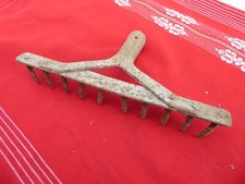 rateau à dent rivetée outil ancien de jardinier