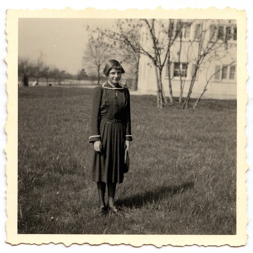Portrait jeune fille - , herbe