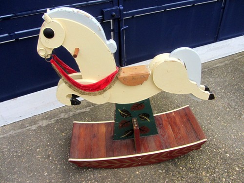 Ancien cheval bascule magasin - ,