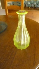 CARAFE ANCIENNE EN VERRE OURALINE/  Ht  24.5 cm .