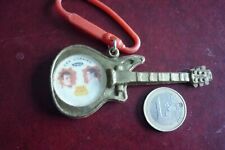 PORTE CLE PLASTIQUE   / * GUITARE  VOGUE  LES COPAINS*