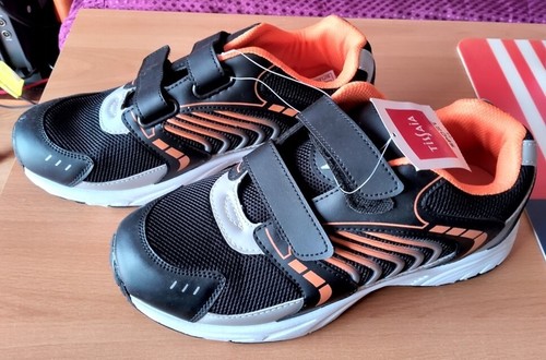 Paire chaussures sport - chaussures,