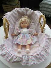 Poupée dans son couffin en osier et un pot de chambre pour poupée