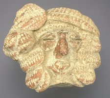 Ancienne statue en terre cuite