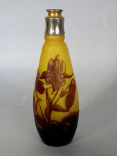 Emile Gallé: Flacon vaporisateur verre muticouches, fleurs d"ancolies signé.