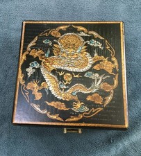 Piéces en bois de jeu d'échec chinois dans sa boite, décor dragon