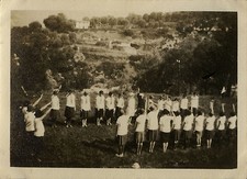 PHOTO ANCIENNE - VINTAGE SNAPSHOT - SCOUTISME SCOUT JEANNETTE SALUT DRAPEAU 1929