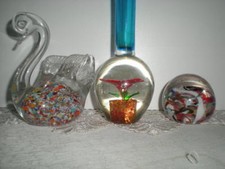 TROIS VERRERIES SULFURES SIGNIEE VASE PRESSE PAPIER CYGNE FLEURS COLLECTION