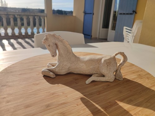 Cheval couché blanc - , émaillé