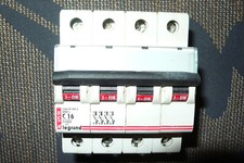 DISJONCTEUR TETRAPOLAIRE 16A