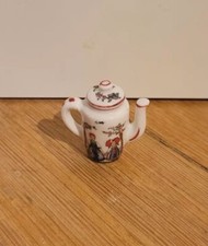 Fève HANSI VINTAGE COLLECTION PORCELAINE MINIATURE ALSACE VITRINE VAISSELLE 