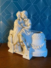 Coupe en biscuit Royal Dux – Jeune couple à l'antique, polychrome d’or