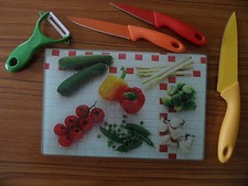 SET   PLANCHE à découper + 3 COUTEAUX + éplucheur céramique