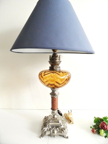Ancienne lampe petrole - lampe, a