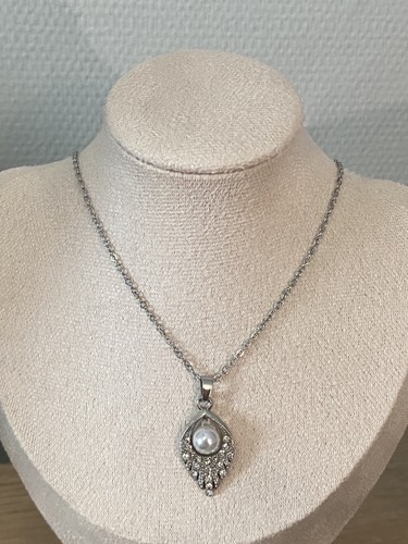 Collier argenté avec - , et