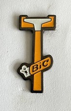 21 - Pin's RASOIR BIC