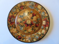 361 - Assiette bois bombée en trompe l’œil - Peinte à la main et verni - Signé M