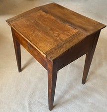 Ancien bureau d'écolier pupitre à pente en bois massif datant des années 1930