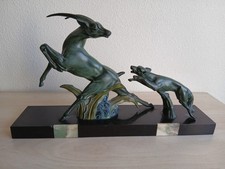 Statue regule art deco animaliere antilope chassée par fauve