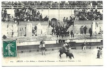 13  ARLES  LES ARENES COMBAT DE TAUREAUX