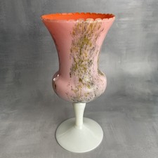 Vase coupe sur pied en opaline multicouches blanc et intérieur orange ~24.5cm