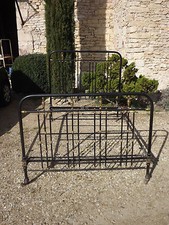 Ancien lit à barreaux en fer