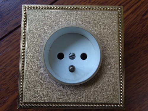 Legrand ancienne prise avec - 1,