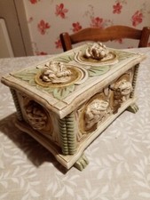 Coffret en bois sculpté style