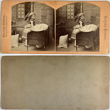 Jeune fille faisant un lit, Vintage albumen print, ca.1860, stéréo Tirage vintag