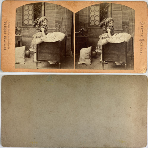 Jeune fille faisant lit - faisant, un