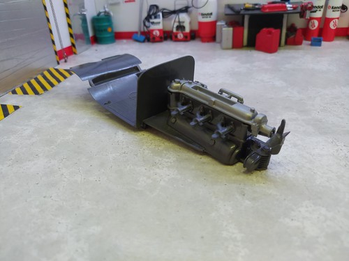 Planché et moteur - 1/18,