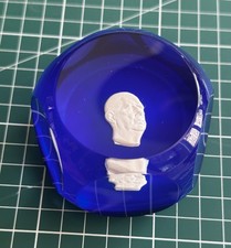 PRESSE-PAPIER SAINT LOUIS PORTRAIT DE CHARLES DE GAULLE SUR FOND BLEU