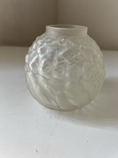 Vase boule en verre moulé