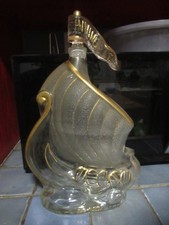 Cognac Larsen. Ancienne bouteille publicitaire en verre. Ht 30cm  Goulot cassé.