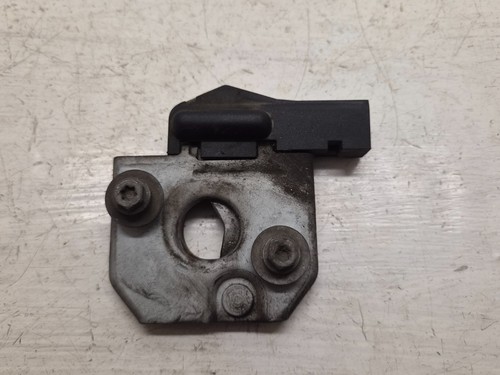 Système attache capot moteur