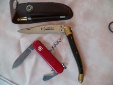 un couteau suisse et un couteau Laguiole Rossignol 440 avec son étui cuir