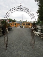 ARCHE DE JARDIN A DECOR DE VOLUTES EN FER FORGE PLEIN (De fabrication récente)