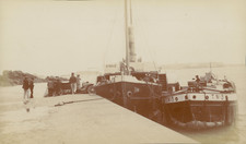 France, Chargement une voiture sur un bateau à Saint-Servan, 1909, Vintage citra