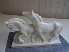 Couple chevaux sur socle art déco, céramique craquelée ivoire, signé Diaz