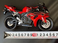 Miniature moto moulée sous
