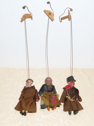 Trois marionnettes antiques - trois, de