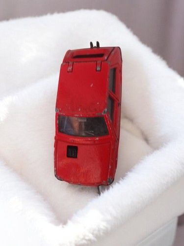 Véhicule miniature ancien