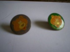 Lot de 2 PIN'S différents TABLE RONDE -