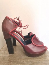 KARINE ARABIAN : PAIRE DE CHAUSSURES TALONS LUXE CUIR BORDEAU ET ROUGE STYLE 70 
